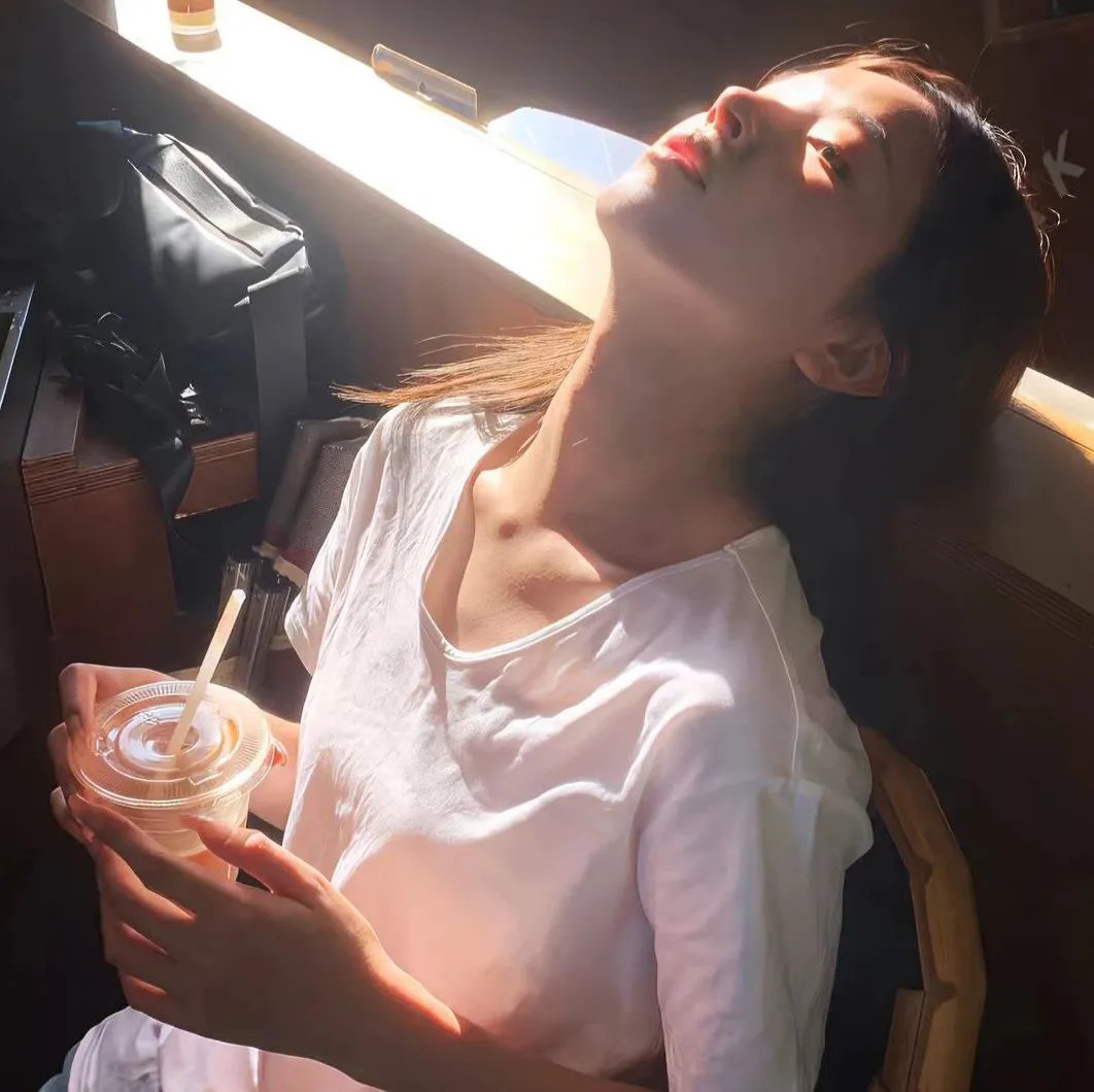 缓缓前行的老货轮